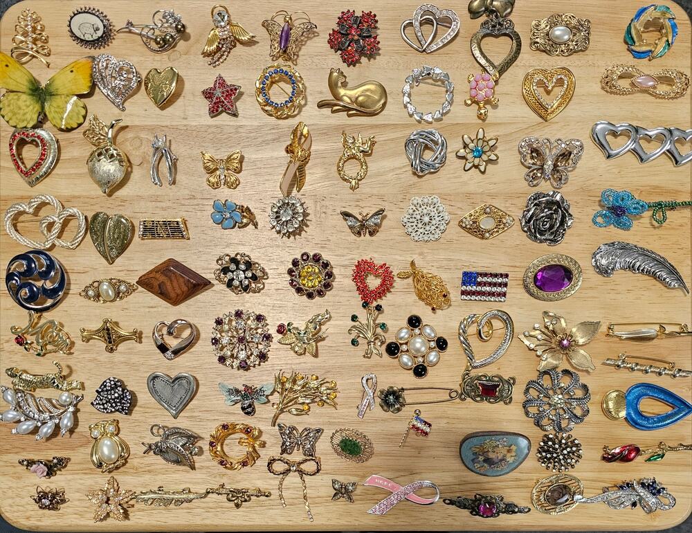 100 Piece Brooch Lot Vintage & Modern for Resellers Collectors Some Brand Names